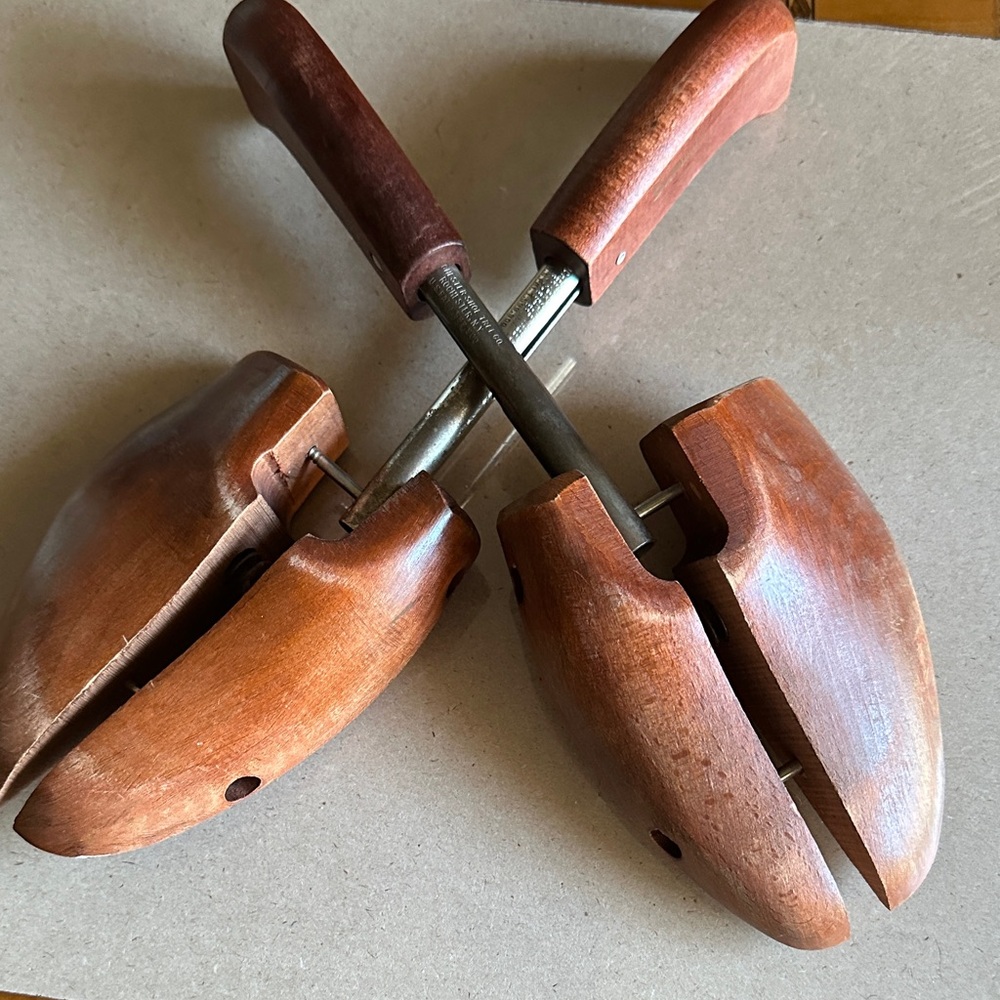 TOCHESTER Adjustable Men's Shoe Trees - Brown Wooden Finish - Picture 5 of 9